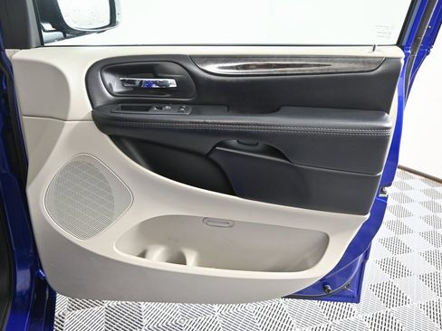 Used 2019 Dodge Grand Caravan SE w/ UConnect Hands-Free Group image 12