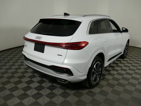 Used 2025 Audi Q5 Premium w/ Convenience Package image 3