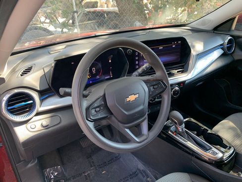 Used 2025 Chevrolet Trax LT image 31