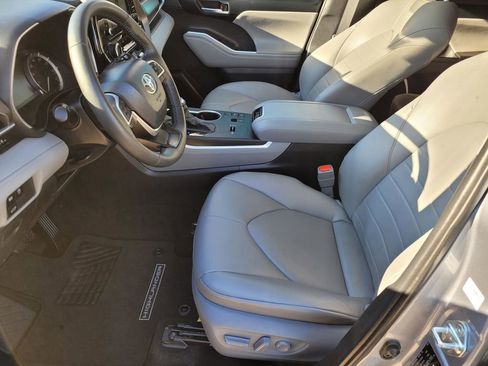 Used 2024 Toyota Highlander XLE image 26