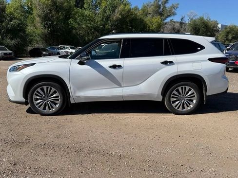 Used 2026 Toyota Highlander Platinum AWD/4WD image 2
