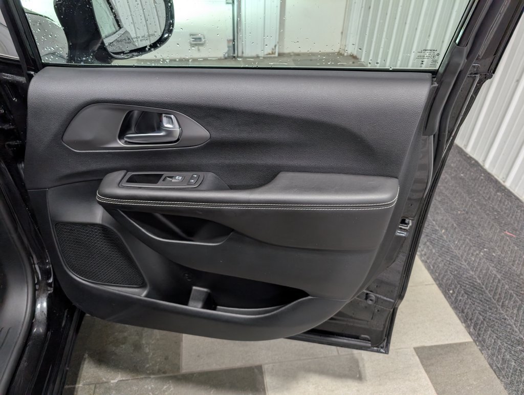 Used 2027 Chrysler Pacifica Limited FWD image 27