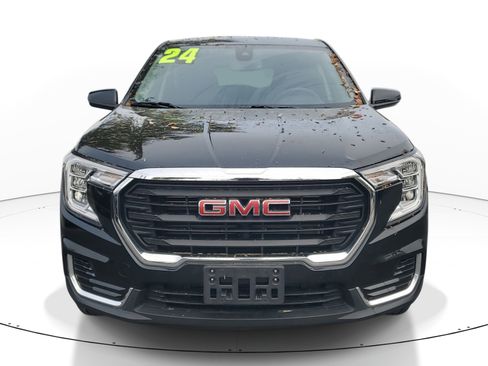Used 2024 GMC Terrain SLE image 2