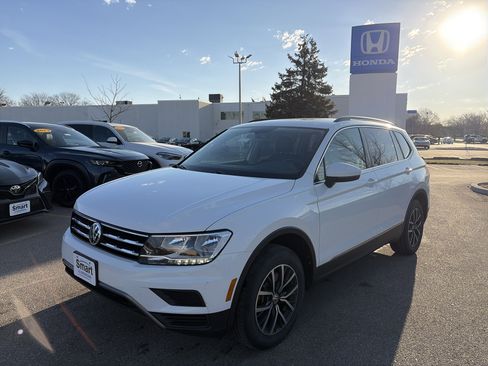 Used 2020 Volkswagen Tiguan SE w/ Panoramic Sunroof Package image 1