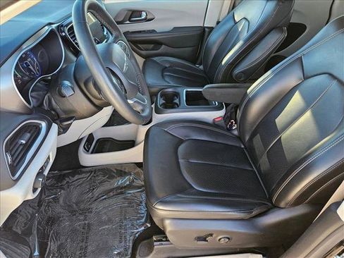 Used 2023 Chrysler Pacifica Touring-L image 14
