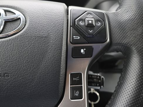 Used 2018 Toyota Tacoma SR5 AWD/4WD image 14