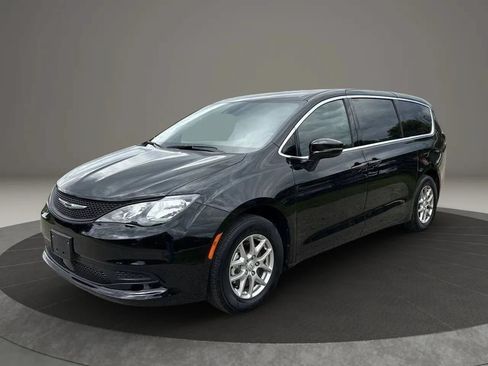 Used 2025 Chrysler Voyager LX FWD image 2