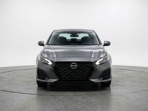 Used 2025 Nissan Altima 2.5 SV FWD image 2