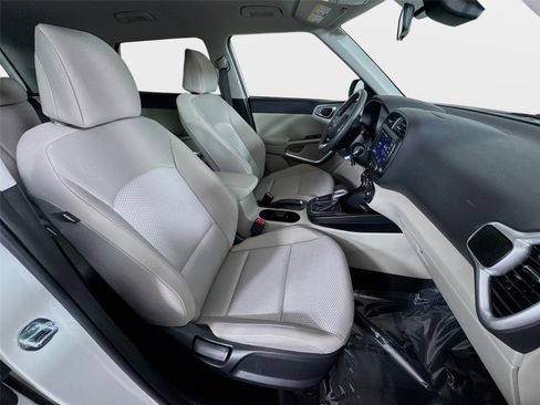 Certified 2025 Kia Soul LX w/ LX Technology Package FWD image 25