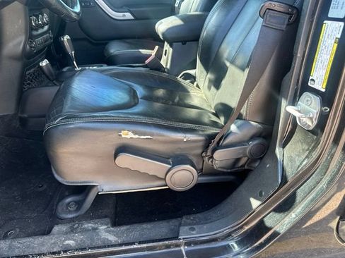 Used 2016 Jeep Wrangler Unlimited Rubicon w/ Connectivity Group AWD/4WD image 11