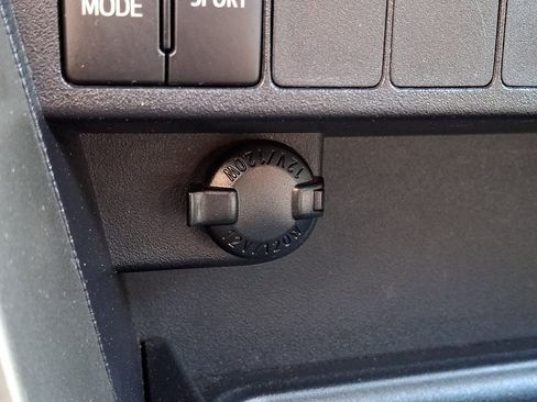 Used 2015 Toyota RAV4 LE AWD/4WD image 25