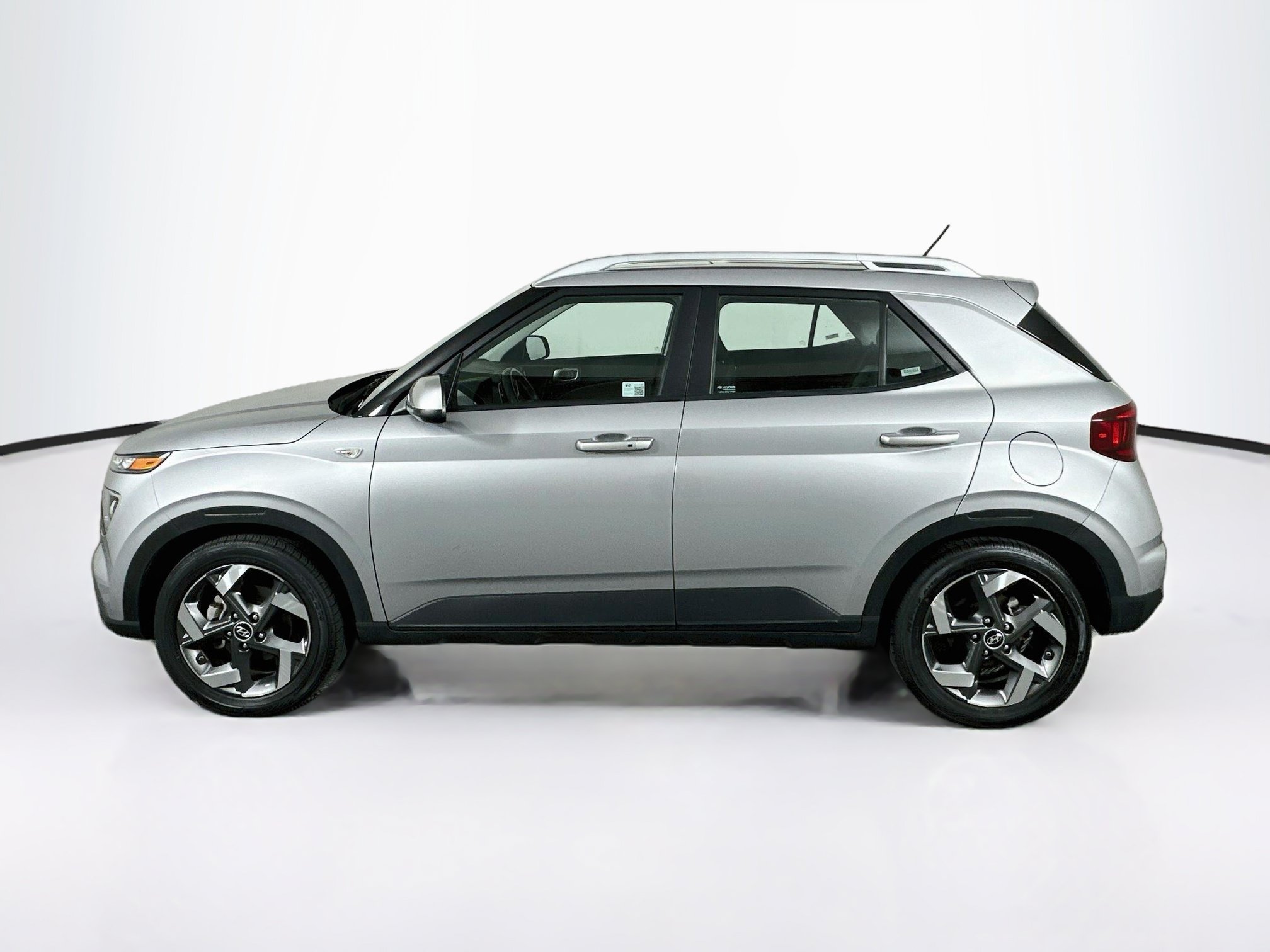 Used 2025 Hyundai Venue SEL FWD image 4