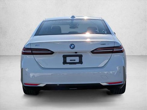 Used 2025 BMW i5 eDrive40i w/ Premium Package image 6