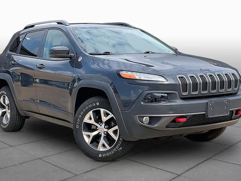 Used 2017 Jeep Cherokee Trailhawk w/ Cold Weather Group AWD/4WD image 4