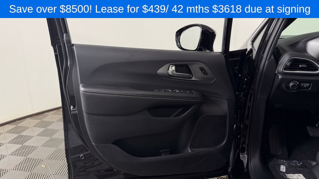 New 2027 Chrysler Pacifica Select FWD image 14