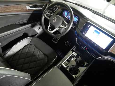 Certified 2024 Volkswagen Atlas SEL Premium R-Line image 9