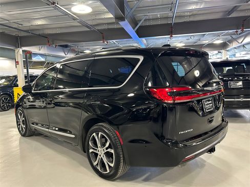 Used 2025 Chrysler Pacifica Pinnacle w/ Trailer Tow Group image 4