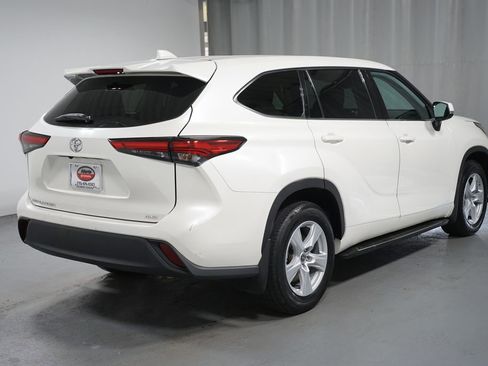 Certified 2021 Toyota Highlander L image 8