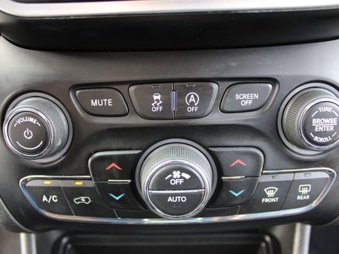 Used 2019 Jeep Cherokee Latitude Plus w/ Comfort/Convenience Group FWD image 31
