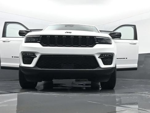 Used 2023 Jeep Grand Cherokee Limited w/ Black Appearance Package AWD/4WD image 33
