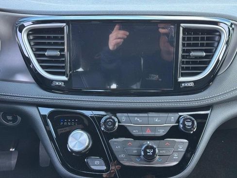 New 2026 Chrysler Pacifica Select image 9