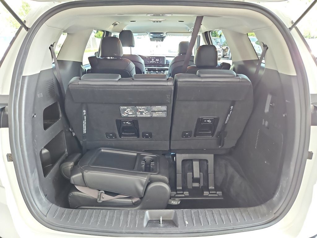 Used 2024 Kia Carnival LX FWD image 31