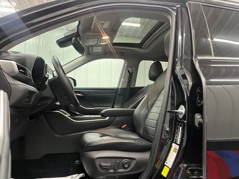 Used 2021 Toyota Highlander XLE AWD/4WD image 16