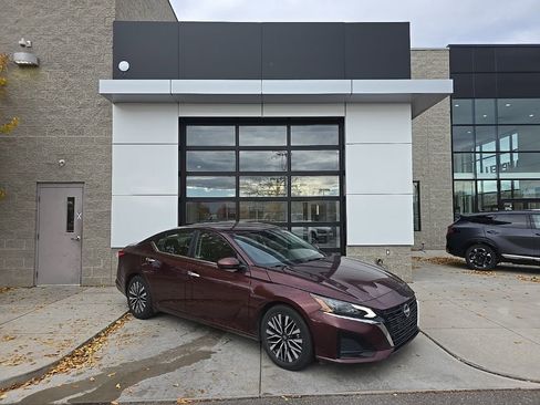 Used 2023 Nissan Altima 2.5 SV FWD image 1
