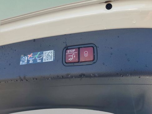 Used 2025 Mercedes-Benz GLC 300 image 10