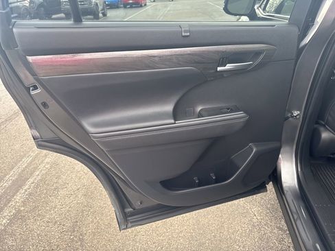 Used 2023 Toyota Highlander Platinum image 31