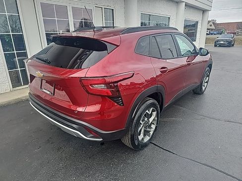 Used 2025 Chevrolet Trax LT w/ LT Convenience Package image 4