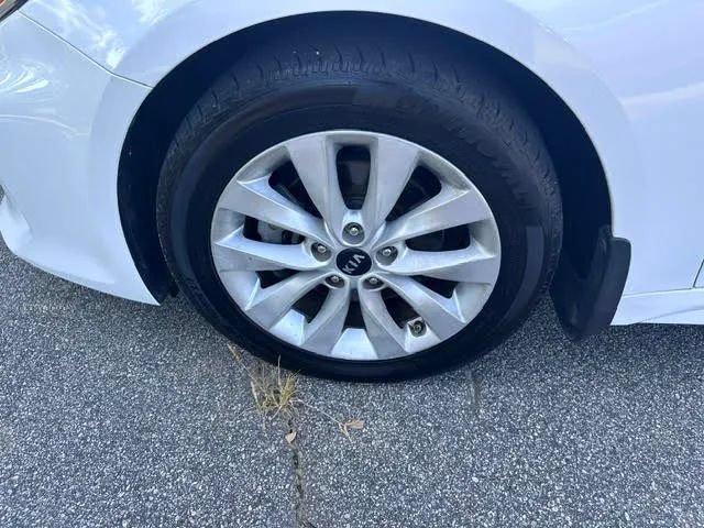 Used 2018 Kia Optima S FWD image 4