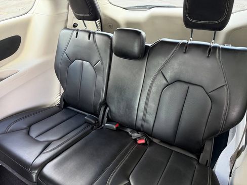Used 2023 Chrysler Pacifica Touring-L FWD image 19
