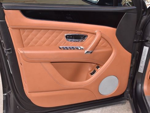 Used 2020 Bentley Bentayga image 36