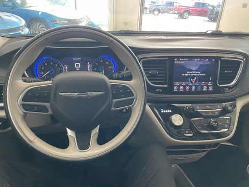 Used 2020 Chrysler Pacifica Limited image 35