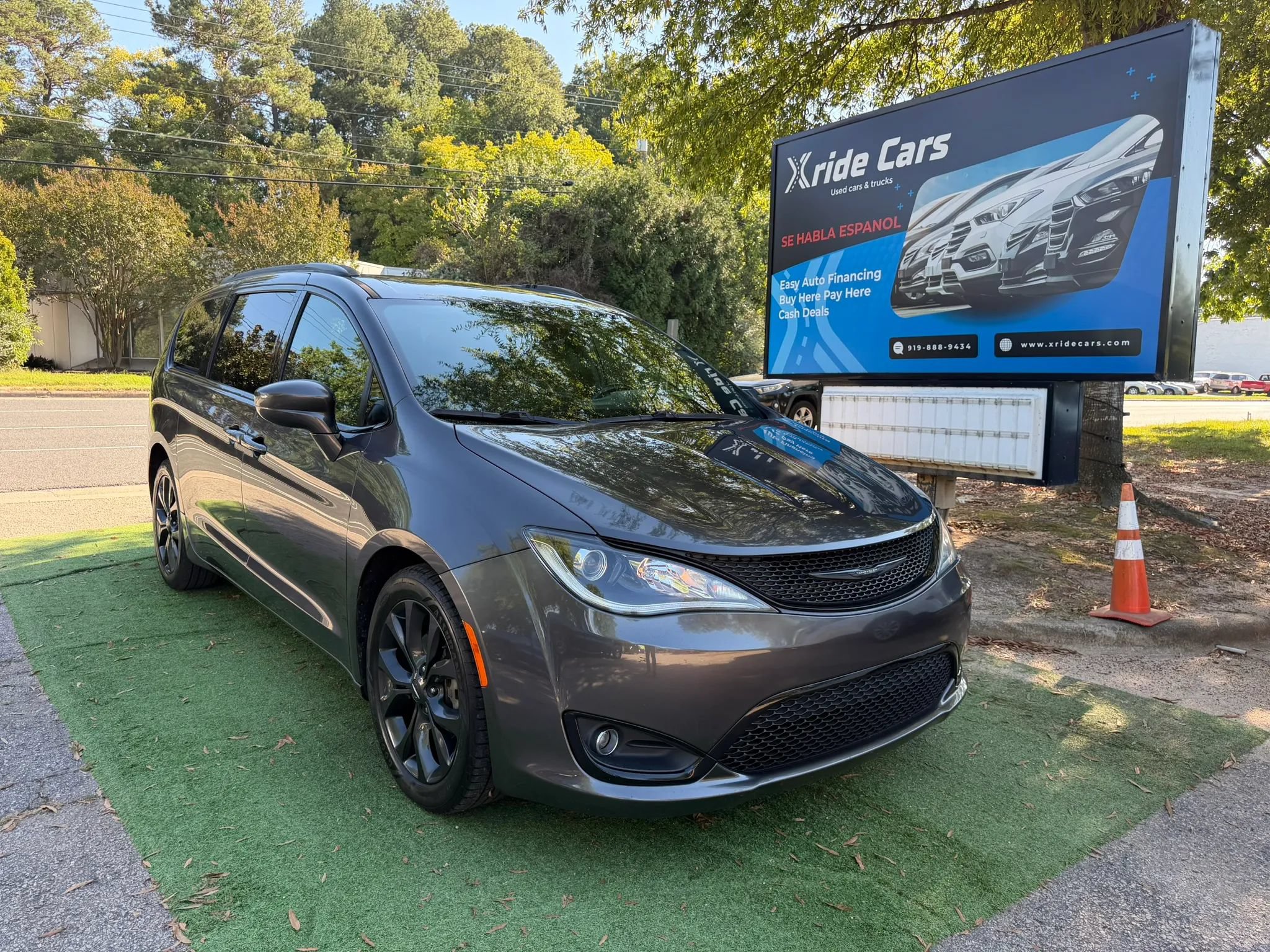 Used 2020 Chrysler Pacifica Touring-L w/ S Appearance Package FWD image 1