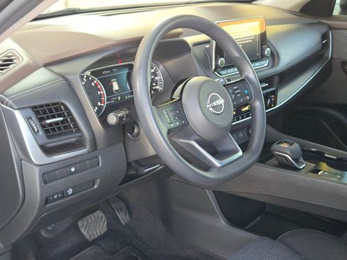 Used 2023 Nissan Rogue SV image 10