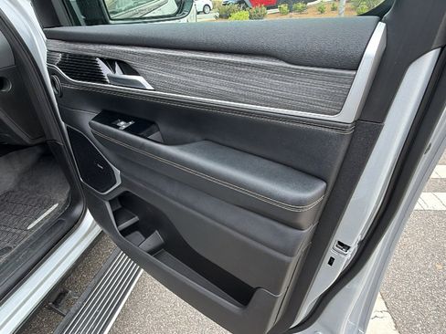 Used 2024 Jeep Wagoneer Series III w/ Premium Group I image 19