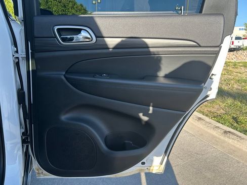 Used 2019 Jeep Grand Cherokee Laredo AWD/4WD image 27