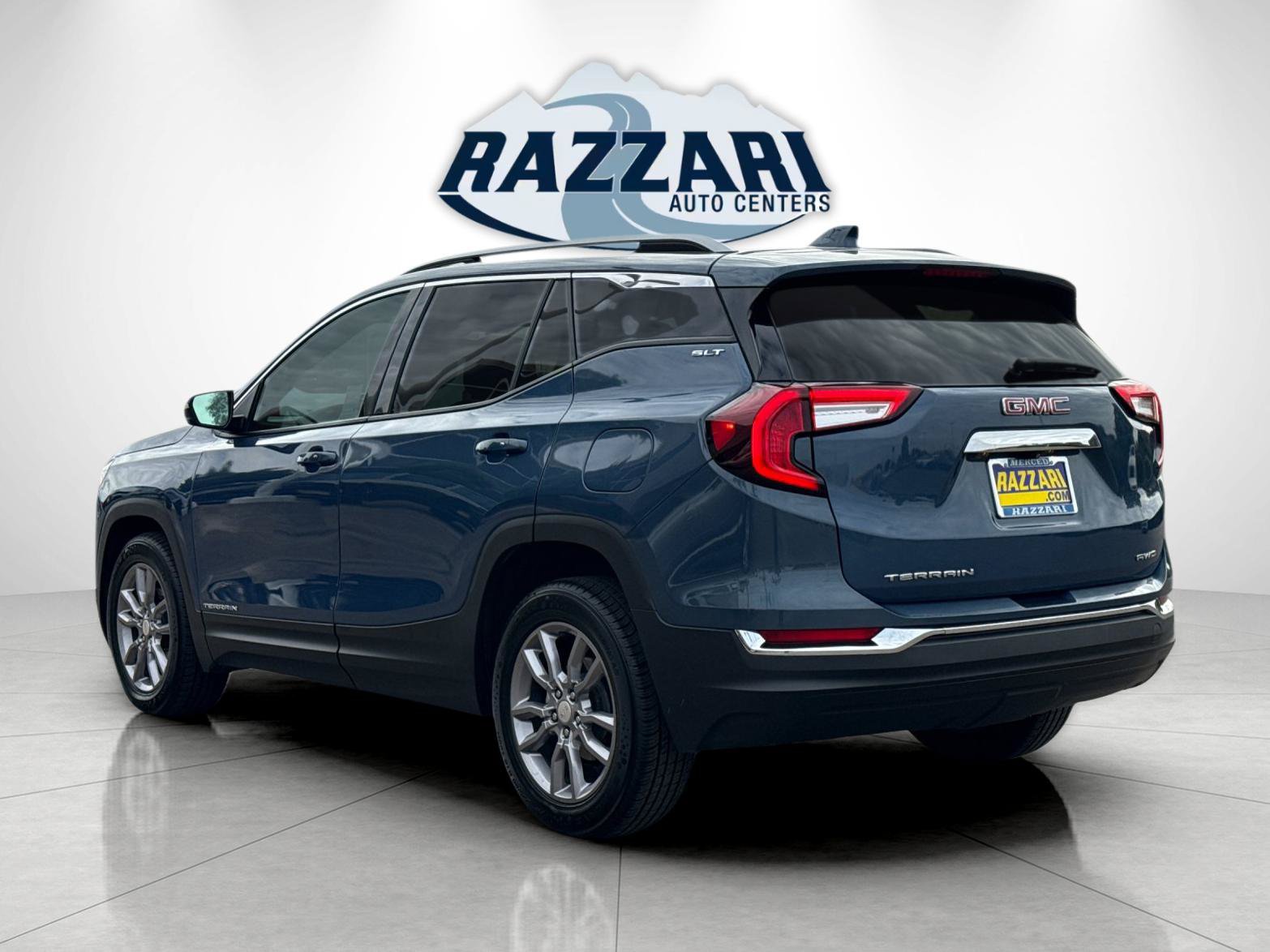 Used 2024 GMC Terrain SLT AWD/4WD image 5
