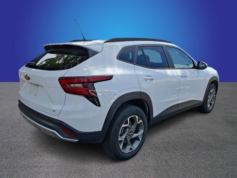 Used 2025 Chevrolet Trax LT FWD image 6