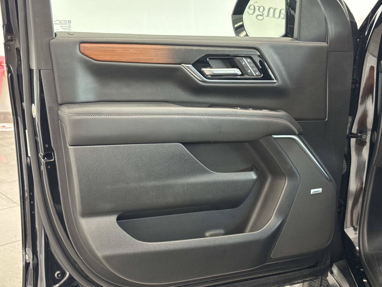 Used 2025 GMC Yukon Denali RWD image 10