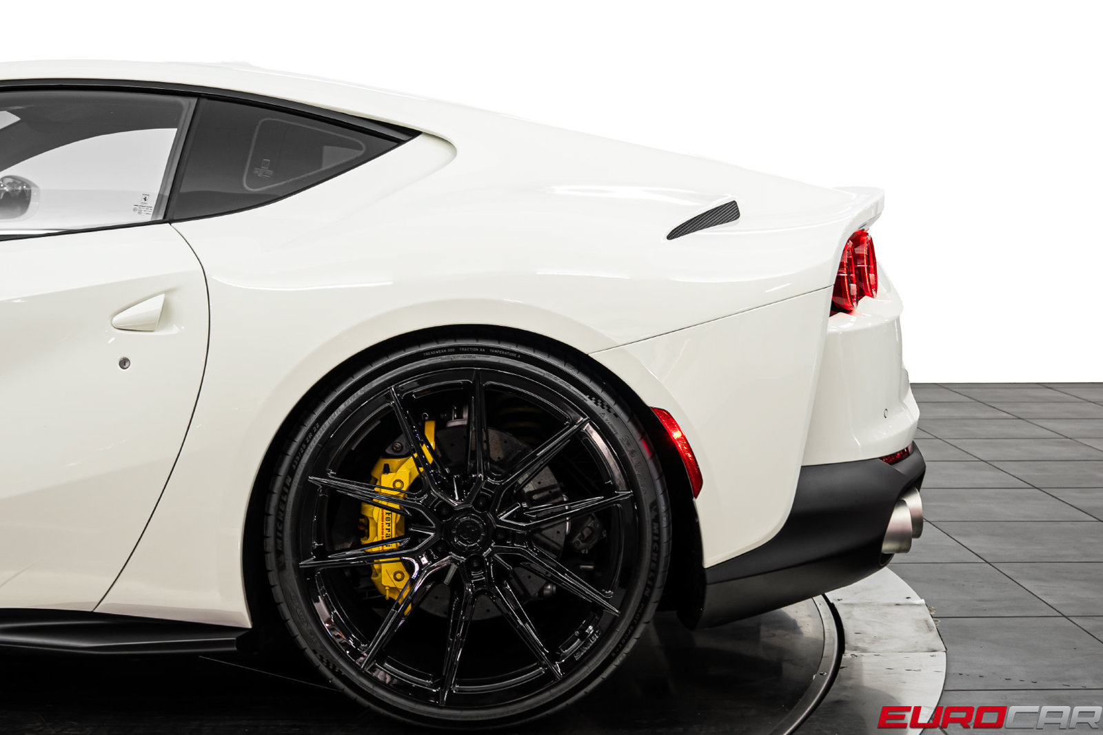Used 2020 Ferrari 812 Superfast RWD image 16