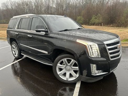 Used 2018 Cadillac Escalade Luxury image 2
