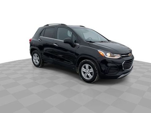 Used 2020 Chevrolet Trax LT w/ Sun & Sound Package image 4