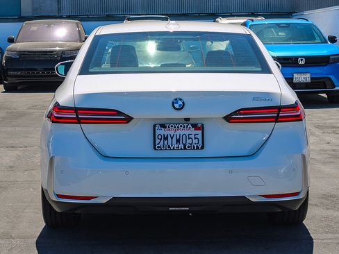 Used 2024 BMW 530i w/ Convenience Package RWD image 8
