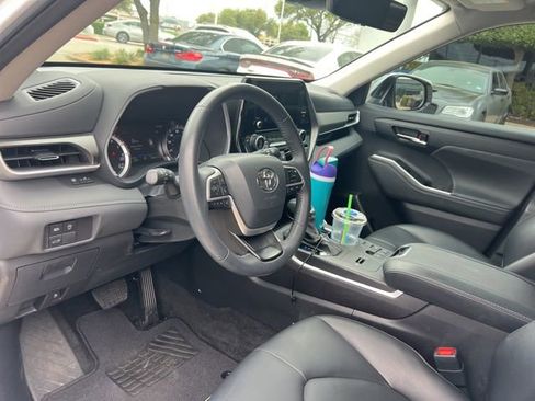 Used 2024 Toyota Highlander XLE image 10