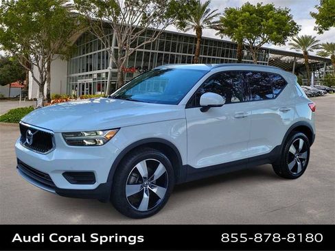 Used 2020 Volvo XC40 T4 Momentum image 1