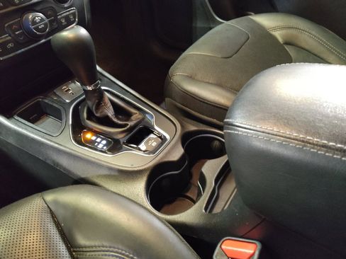 Used 2019 Jeep Cherokee Limited image 26