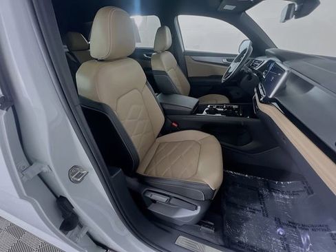 Used 2024 Volkswagen Atlas Cross Sport SE image 30